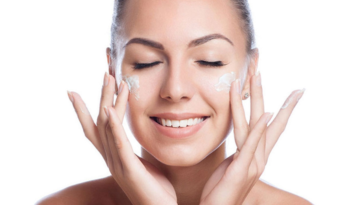 اهمیت استفاده از کرم مرطوب کننده در مراقبت روزانه پوست،